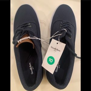 Men’s Goodfellow navy canvas sneakers.